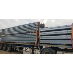racks à palettes galvanisés chargés dans le camion
