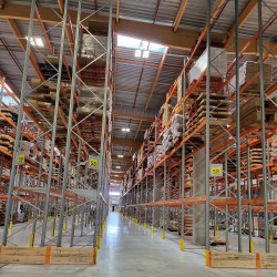 Entrepot avec racks à palettes Feralco