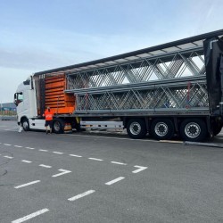 racks à palettes Feralco chargés dans  un camion