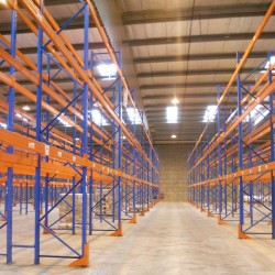 entrepot équipé de racks à palettes d'occasion