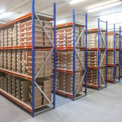 entrepot équipé de racks semi lourds