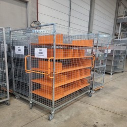 Lot : 10 Chariots...