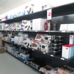 gondole de magasin couleur gris