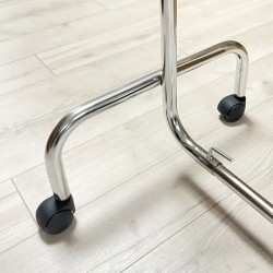 portant pour vêtements à roulettes